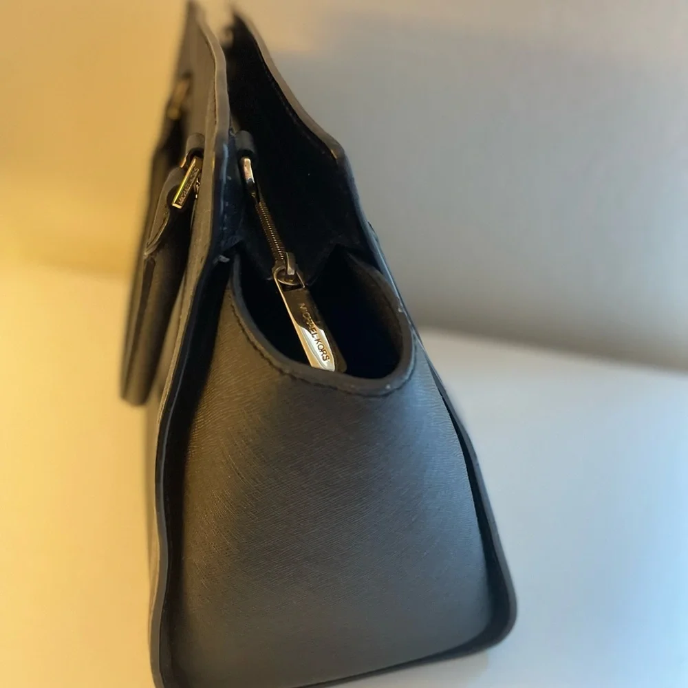 Michael Kors black bag, super clean, like new👌👌👌😍😍 - Picture 16 of 16